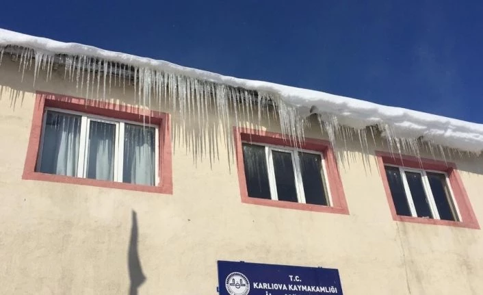 Karlıova’da kar yerini soğuk havaya bıraktı, eksi 21’i gördü