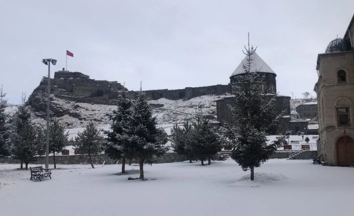 Kars’a beklenen kar yağdı
