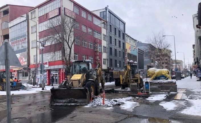 Kars’ta patlayan su borusu ekipleri seferber etti