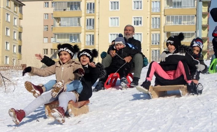 Kızakla kayarak eğlenen çocuklara velileri de eşlik etti
