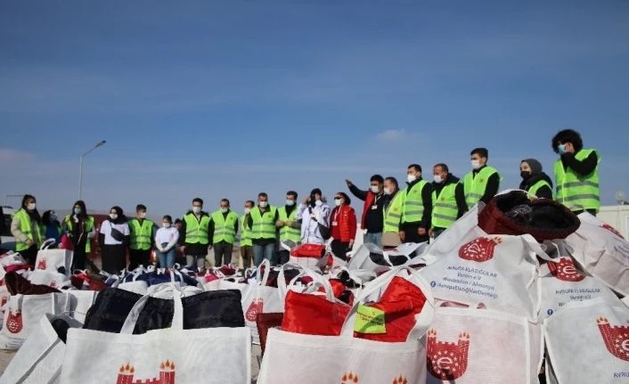 Konteyner kentte kalan bin 23 depremzede çocuğa kışlık hediye