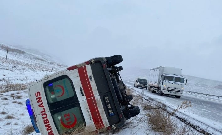 Kontrolden çıkan ambulans yan yattı