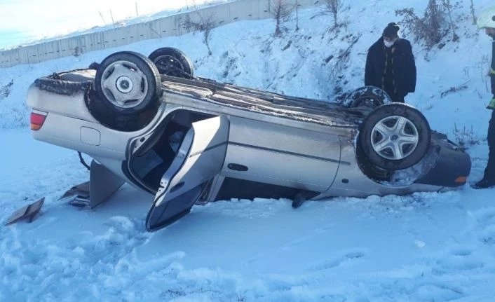 Van'da kontrolden çıkan otomobil takla attı: 3 yaralı