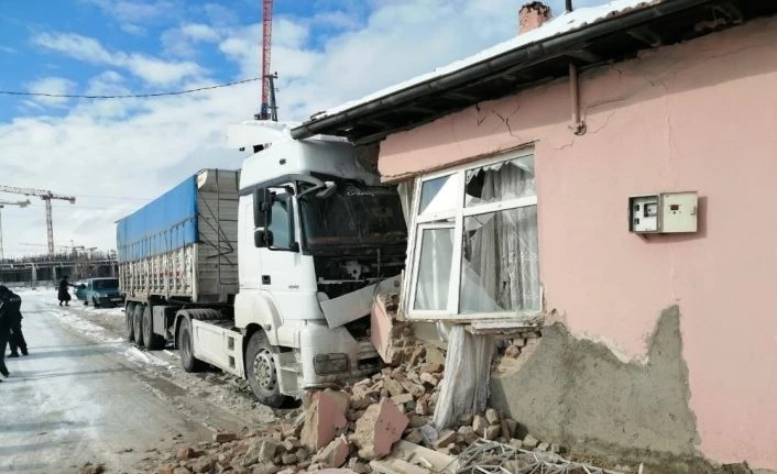 Kontrolden çıkan tır eve çarptı: 1 yaralı