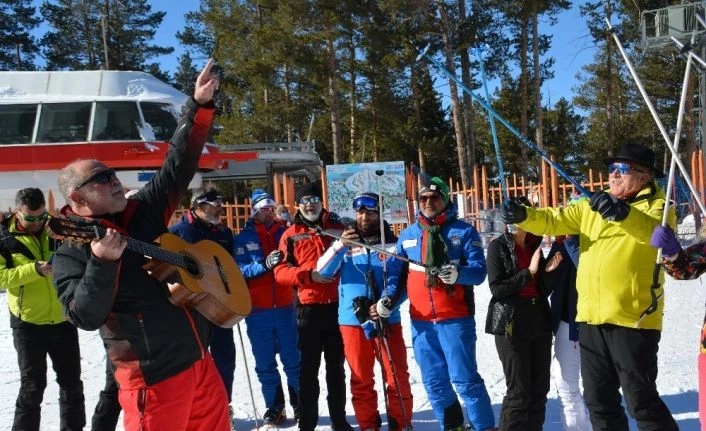 Kristal kar üzerinde gitar eşliğinde doyasıya kayak yaptılar