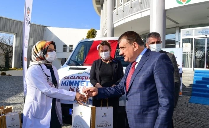 Malatya Büyükşehir Belediyesi’nden sağlıkçılara hediye paketi