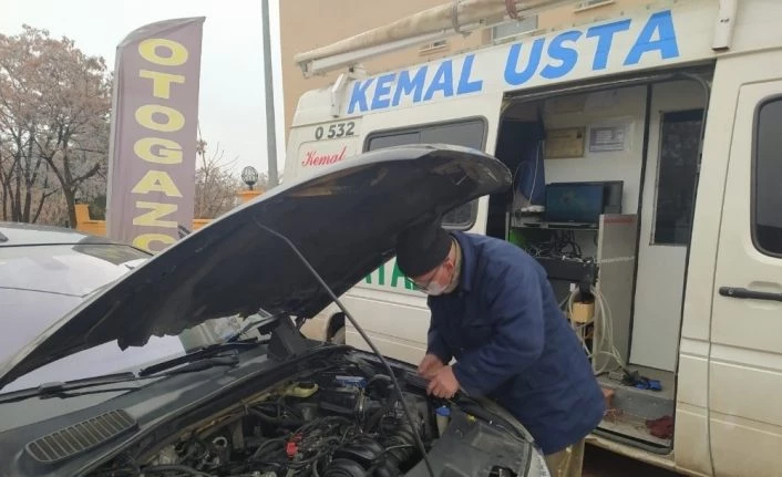 Minibüsü seyyar tamir dükkanı haline getirdi