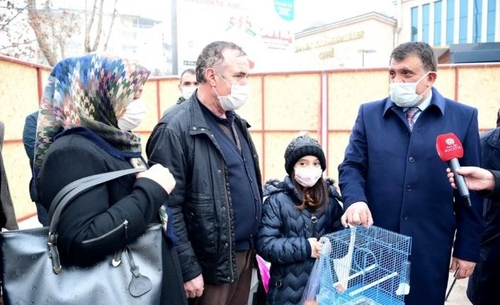 Minik Kardelen’in kanarya isteğini Başkan Gürkan yerine getirdi