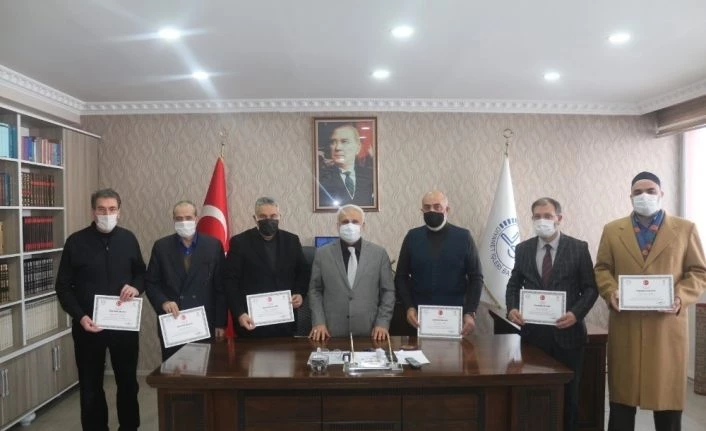 Müftü Topçu,  TDV Ağrı Şubesi Vakıf Üyelerine “Teşekkür Belgesi” Verdi