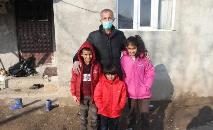 Muhtar Başaran’dan ihtiyaç sahiplerine kıyafet yardımı