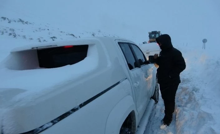 Muş-Kulp karayolunda mahsur kalan araçlar için ekipler seferber oldu
