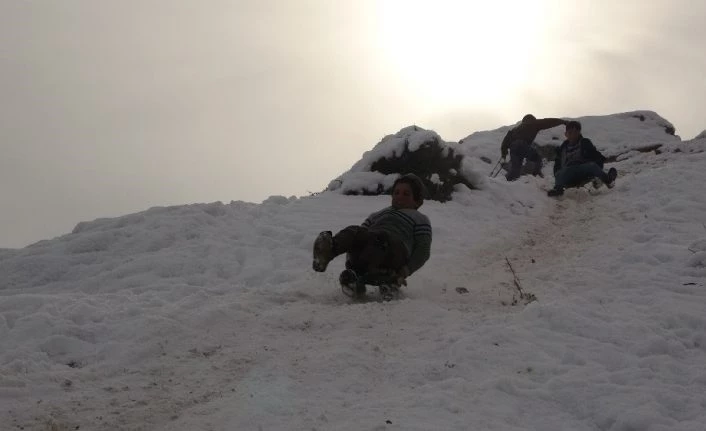 Muş’ta çocuklar kayak yapmak için yüksek kesimlere çıkıyor