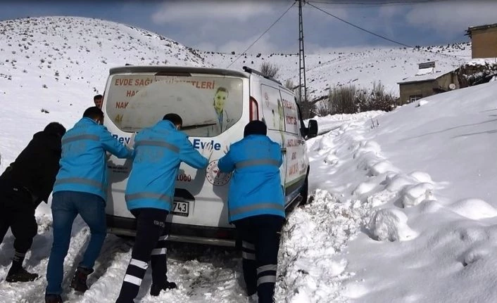 Önce kara saplanan araçlarını çıkardılar sonrada hastalarını muayene ettiler