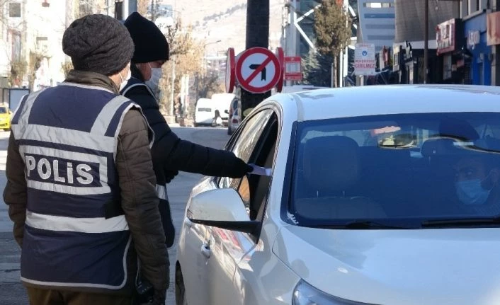 Van'da polis ekiplerinin eksi 10 derecede kısıtlama denetimleri sürüyor