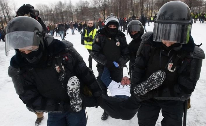 Rusya'da binlerce kişi muhalif Navalnıy'ın tutuklanmasını protesto etti