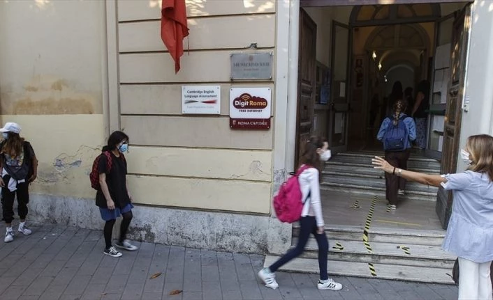 Salgın dünya genelinde eğitimi de sekteye uğrattı
