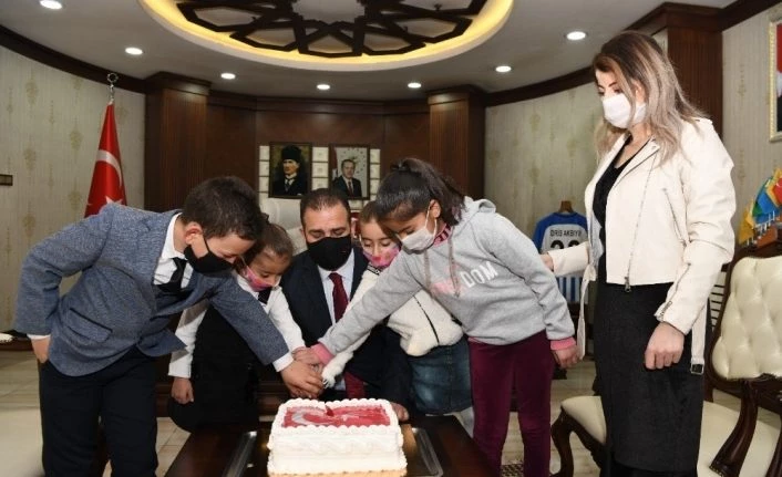 Şehit torunlarından Vali Akbıyık’a doğum günü sürprizi