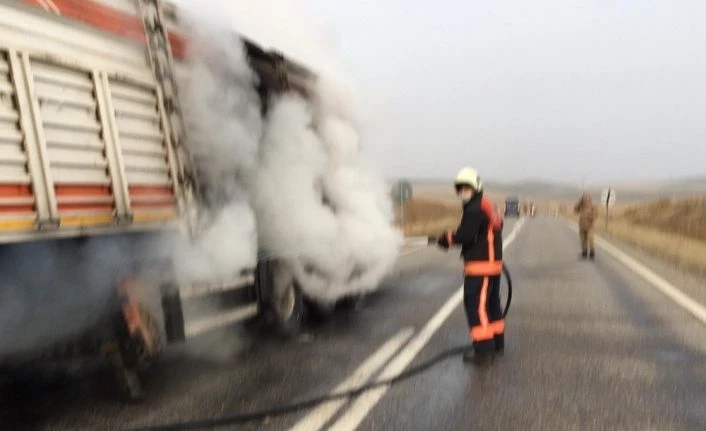 Seyir halindeki kamyonda yangın!