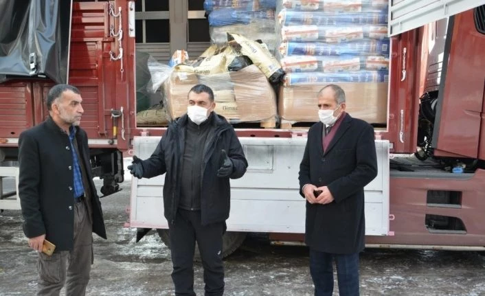 Sokak hayvanlarına mama geldi
