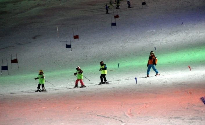 Sporcular gece kayağı ile yarışmalara hazırlanıyorlar