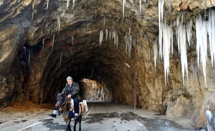 Tarihi Taş Yol buz tuttu