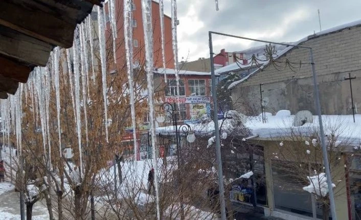 Tatvan’da buz sarkıtlarının boyu 1 metreyi buldu