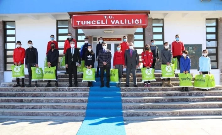 Tunceli Valisi Özkan, sporculara kayak takımı hediye etti