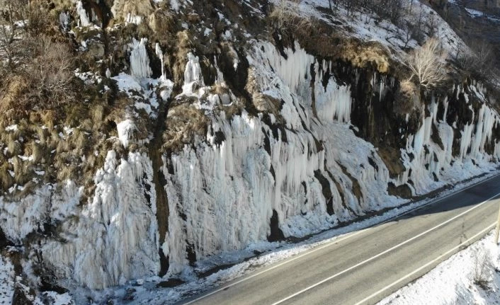 Tunceli’de ağlayan kayalar, buz tuttu