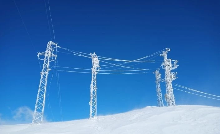 Tunceli’de arızalara giden ekiplerin kar ve soğukla mücadelesi
