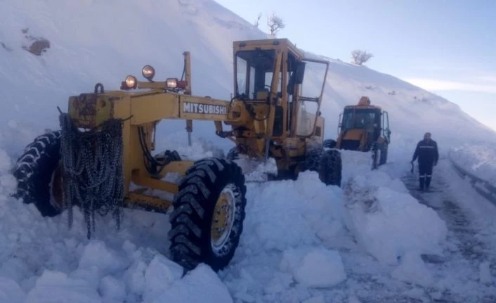Tunceli’de “Karla Mücadele” ekipleri kapalı köy yolları için 24 saat çalışma yürütüyor