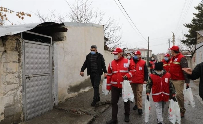 Vali dar gelirli ailelere kavurma dağıttı