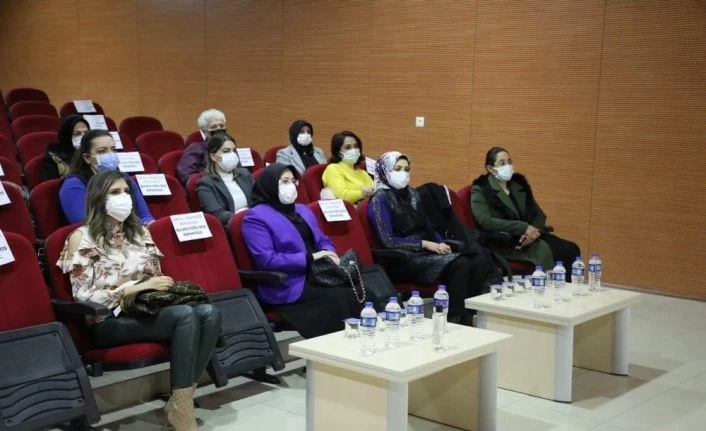Vali Erkaya Yırık’ın eşi Ayşe Yırık:" Uyuşturucuyla mücadele de en büyük görev anneye düşüyor"