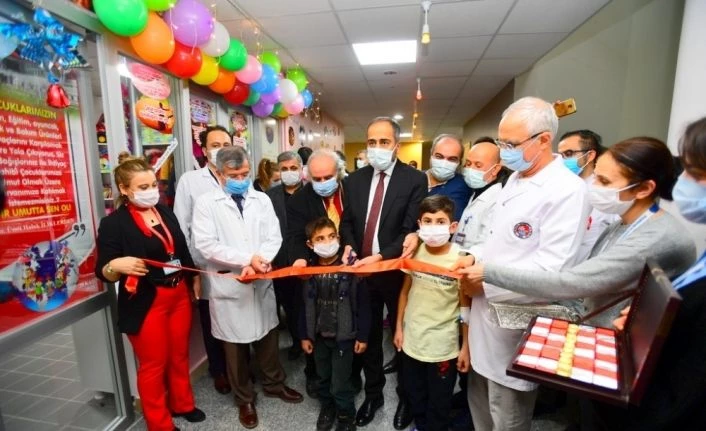 Van YYÜ’de “Minik Hayaller Çocuk Mağazası” açıldı