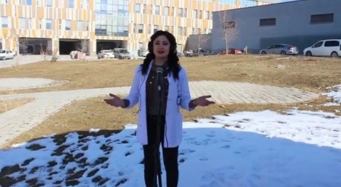 Van’da sağlık çalışanları sağlık için çalıp söyledi