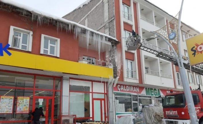 Van’da tehlike oluşturan buz sarkıtları temizleniyor