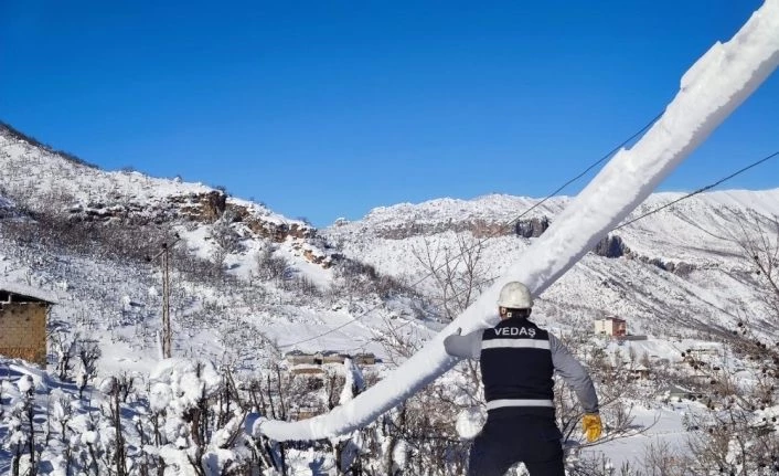 VEDAŞ’ın kar timi zorlu coğrafyada arızaları onarıyor