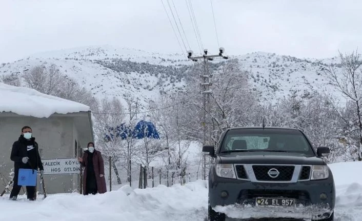 Vefakar sağlıkçılar aşı için karlı yolları aştılar