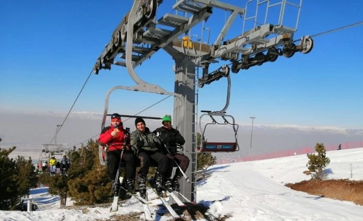 Yaşadıkları ilde kar olmadığı için Erzurum’a kayak yapmaya geldiler