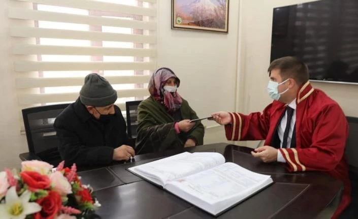 Yaşlı çiftin nikahı 45 yıl sonra kıyıldı