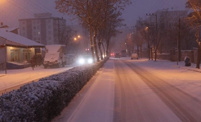 Yoğun kar yağışı ulaşımı olumsuz etkiledi