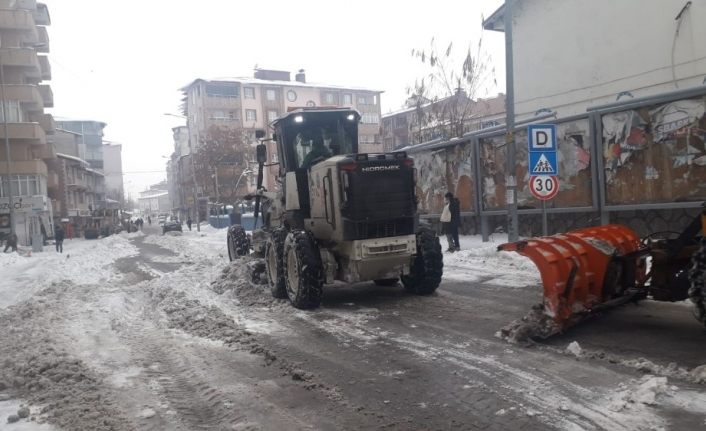Ağrı Belediyesi ekiplerinin karla mücadelesi sürüyor