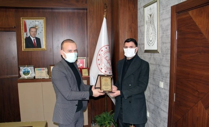 Ağrı Milli Eğitim Müdürü Tekin, eğitime desteklerinden dolayı Canşi’ya plaket verdi