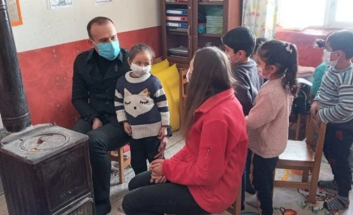 Ağrı Milli Eğitim Müdürü Tekin, köy okullarını ziyaret etti