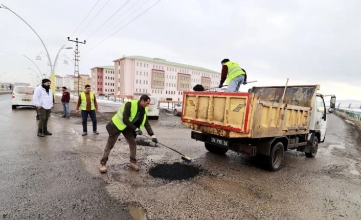 Ağrı’da tahrip olan yollar onarılıyor