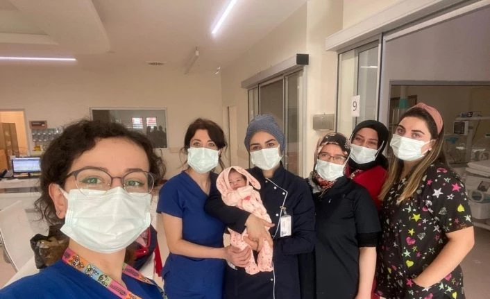 Annesinin terk ettiği bebeğe hastane personeli sahip çıktı