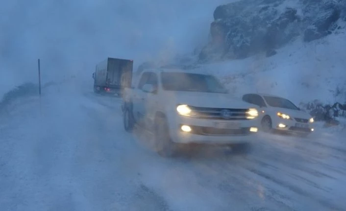 Ardahan’da ulaşıma tipi engeli: Tırlar yolda mahsur kaldı