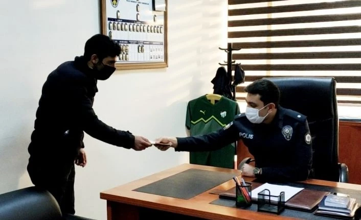 Vanlı genç ATM’de bulduğu parayı polise teslim etti