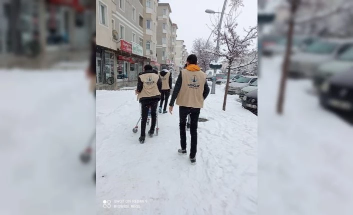 Aziziyeli gençler sokak hayvanlarını unutmadı