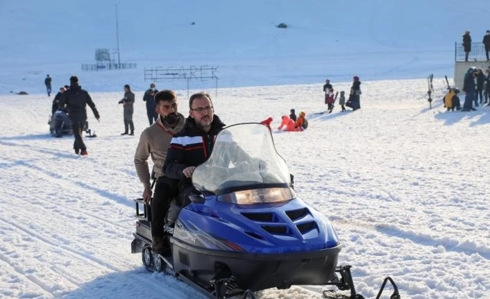 Bakan Kasapoğlu Hesarek Kayak Merkezi’nde incelemelerde bulundu