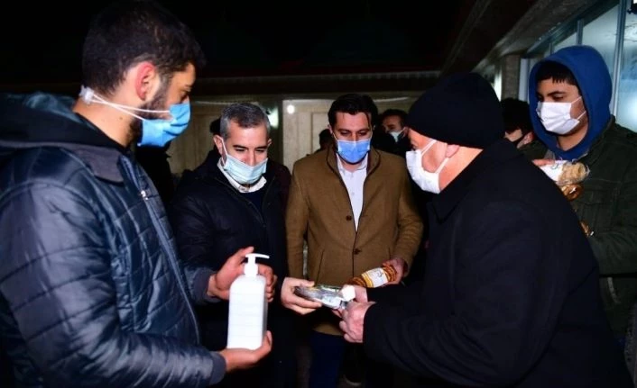 Başkan Çınar, kandil simidi, lokum ve gül suyu dağıttı